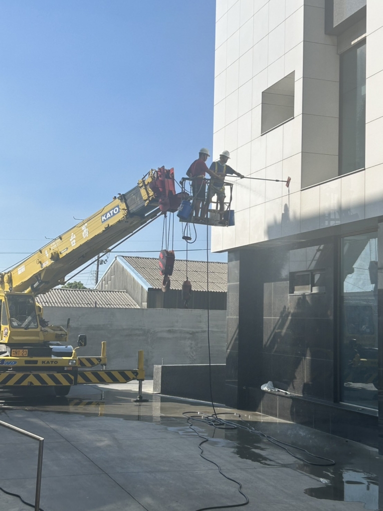 雲林廠區辦公大樓外牆及玻璃清洗