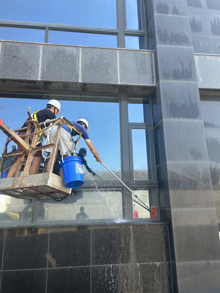 雲林廠區辦公大樓外牆及玻璃清洗
