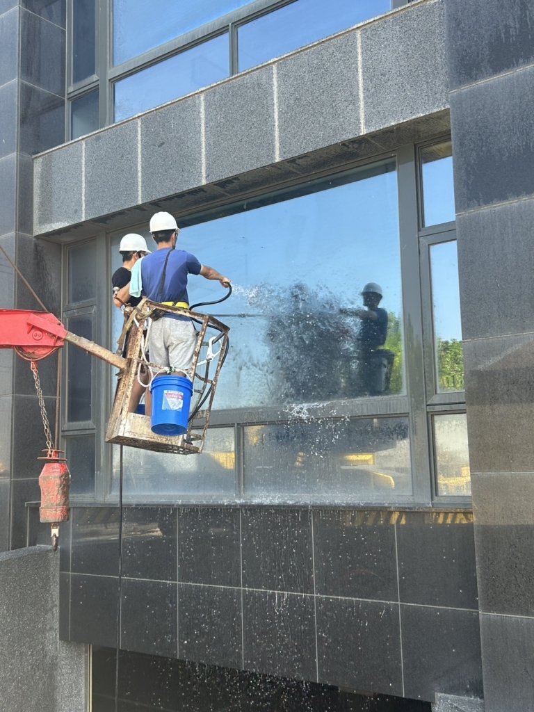 雲林廠區辦公大樓外牆及玻璃清洗