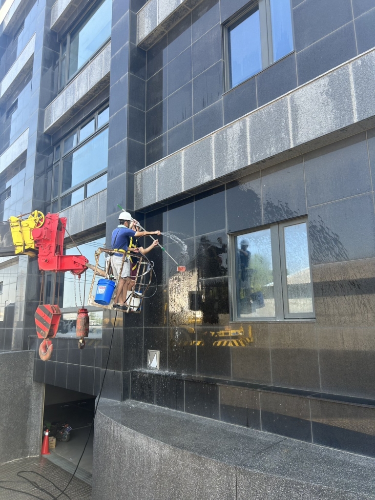 雲林廠區辦公大樓外牆及玻璃清洗