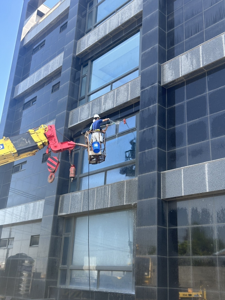 雲林廠區辦公大樓外牆及玻璃清洗