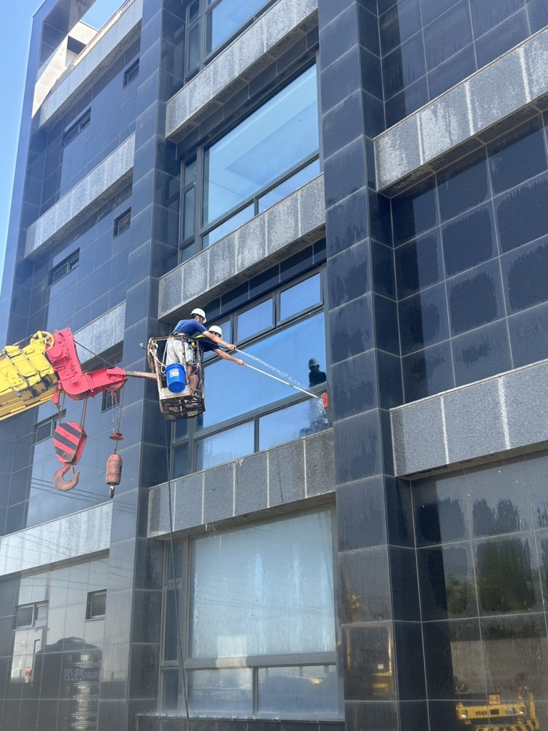雲林廠區辦公大樓外牆及玻璃清洗