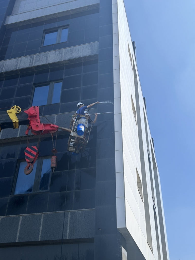 雲林廠區辦公大樓外牆及玻璃清洗