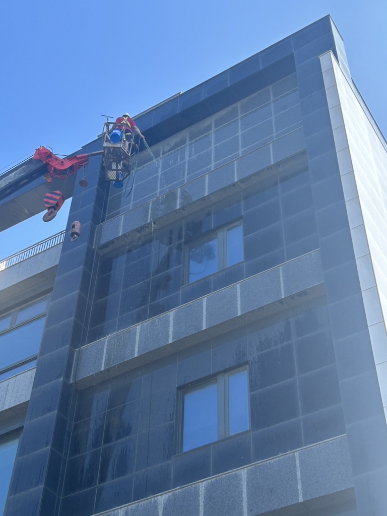 雲林廠區辦公大樓外牆及玻璃清洗