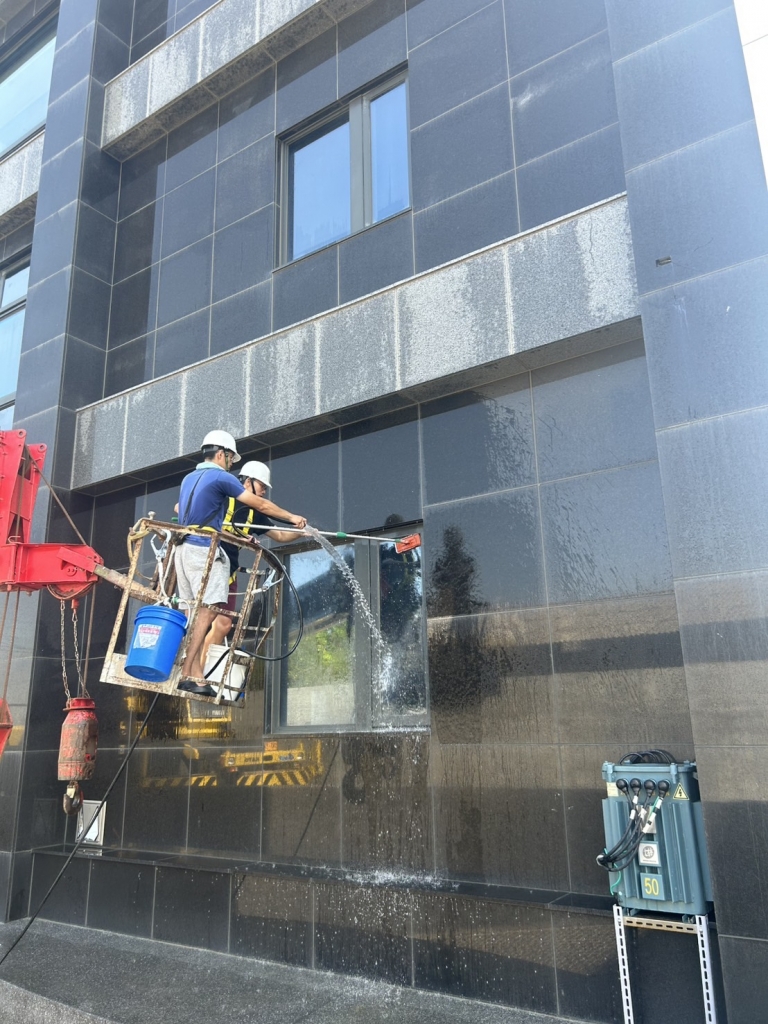 雲林廠區辦公大樓外牆及玻璃清洗