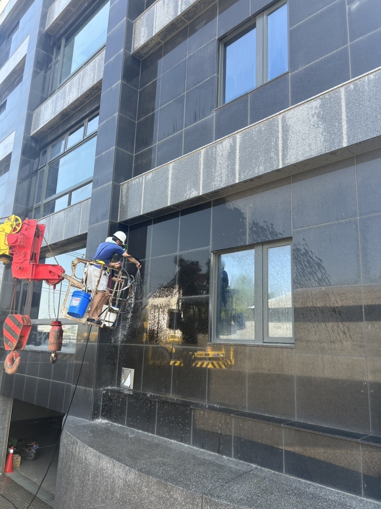 雲林廠區辦公大樓外牆及玻璃清洗