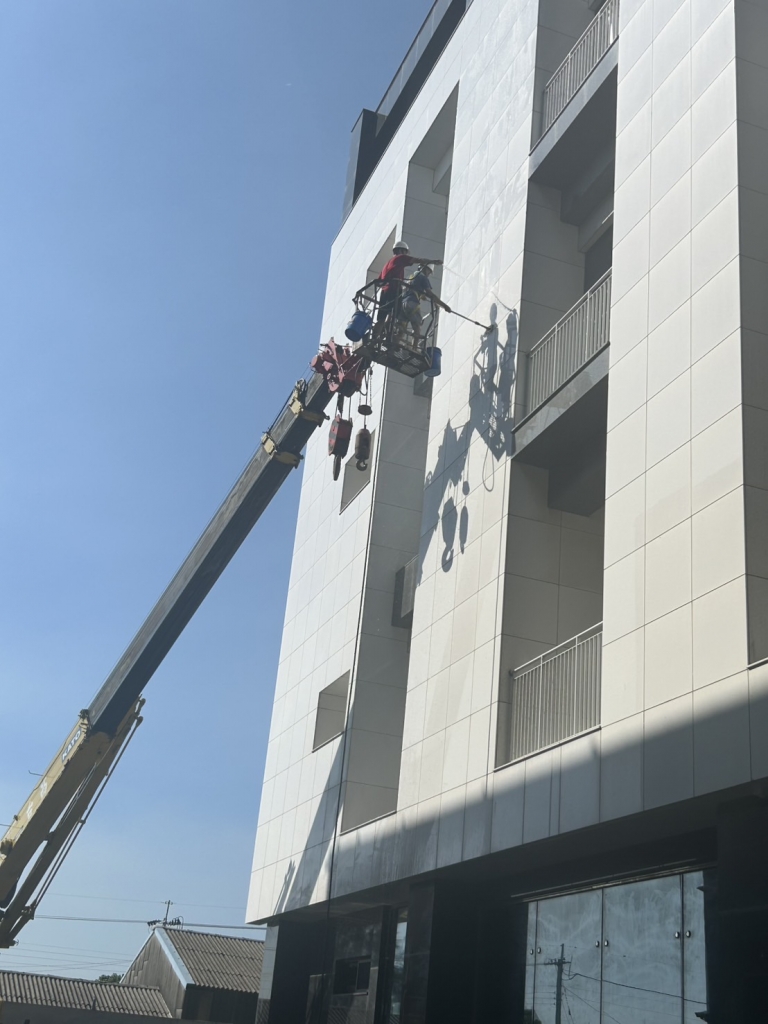 雲林廠區辦公大樓外牆及玻璃清洗