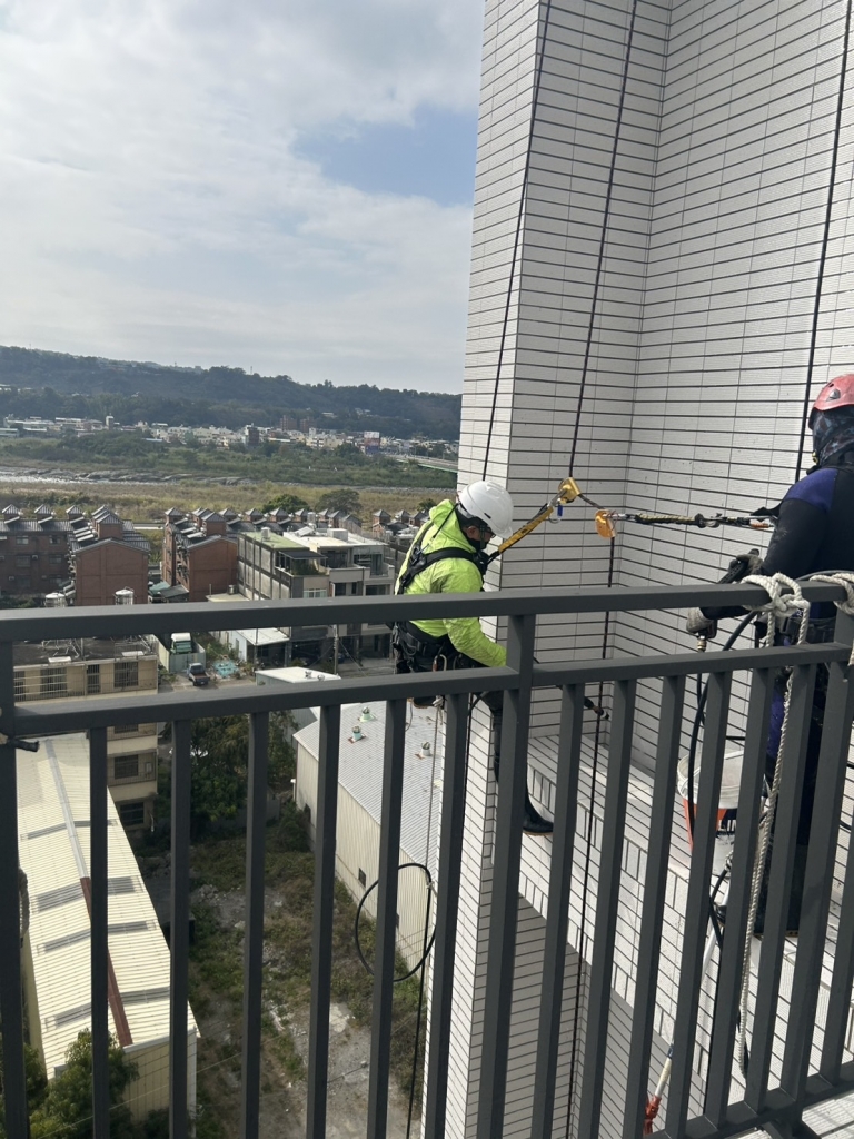 台中蜘蛛人懸吊清洗外牆