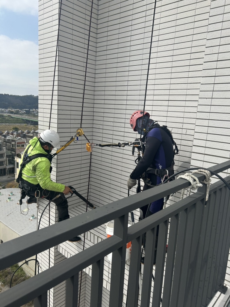 台中蜘蛛人懸吊清洗外牆